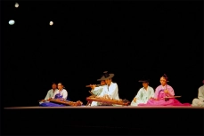 Koreanische Musikgruppe in Hanbok mit Gayageum und Haegeum